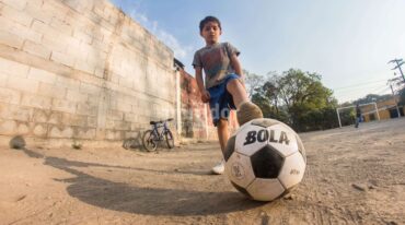 Todos los que quieran colaborar con la campaña podrán hacerlo en www.eljueguitomaslargo.com y participar por camisetas oficiales. Gentileza.