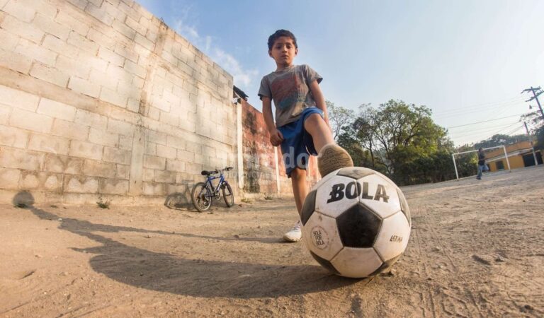 Todos los que quieran colaborar con la campaña podrán hacerlo en www.eljueguitomaslargo.com y participar por camisetas oficiales. Gentileza.