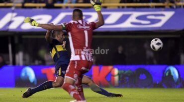 Ramón Abila toca para el primer gol xeneize. Twitter.