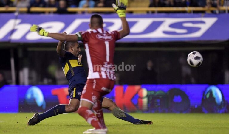 Ramón Abila toca para el primer gol xeneize. Twitter.