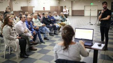 El anuncio de las autoridades municipales ante empresarios y comerciantes locales tuvo lugar este martes en la sede de la Asociación Amigos del Barrio Sargento Cabral. Gentileza: prensa Municipalidad de Santa Fe.