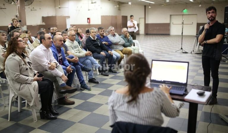 El anuncio de las autoridades municipales ante empresarios y comerciantes locales tuvo lugar este martes en la sede de la Asociación Amigos del Barrio Sargento Cabral. Gentileza: prensa Municipalidad de Santa Fe.