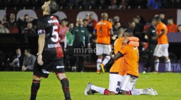 Hernán Bernardello se lamenta. Los jugadores de Paranaense festejan. Twitter.