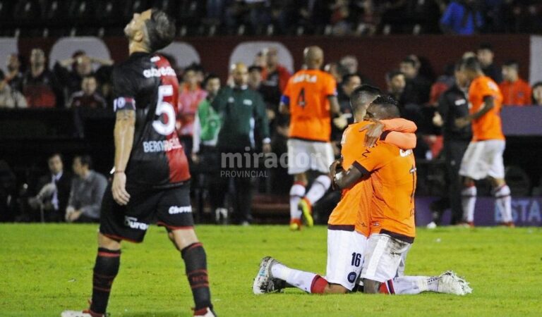 Hernán Bernardello se lamenta. Los jugadores de Paranaense festejan. Twitter.
