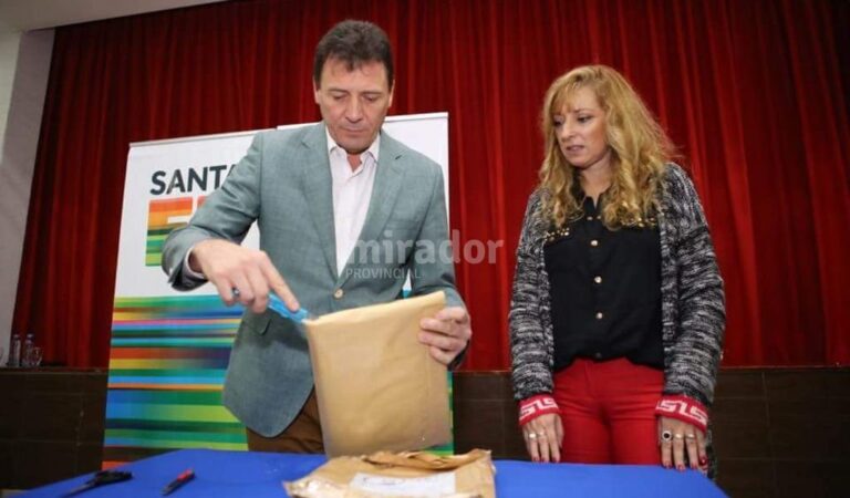 El intendente Raimundo abre los sobres con las ofertas de las empresas. Gentileza: prensa Municipalidad de San Lorenzo.