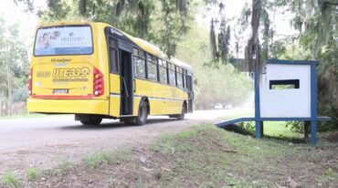 El mayor problema está en la falta de recorrido para los escolares que viven entre las garitas 19 y 10 sobre la 9 y que asisten a los centros educativos de la zona norte de la ciudad. Gentileza: prensa Municipalidad de Funes.