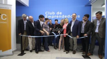 El corte de cinta dejó formalmente inaugurado el espacio para los emprendedores. Asistieron funcionarios de las diferentes áreas afectadas. Guillermo Di Salvatore.