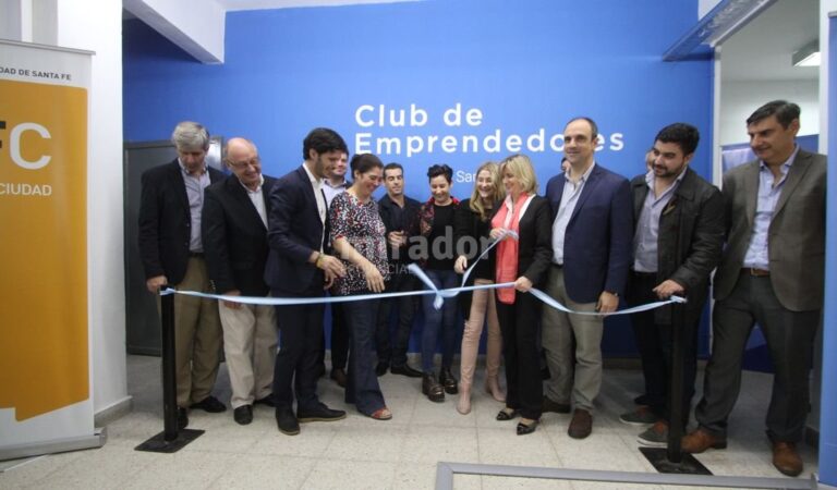 El corte de cinta dejó formalmente inaugurado el espacio para los emprendedores. Asistieron funcionarios de las diferentes áreas afectadas. Guillermo Di Salvatore.