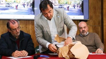 Leone abrió los sobres con las ofertas de las empresas. Gentileza: prensa Gobierno de Santa Fe.
