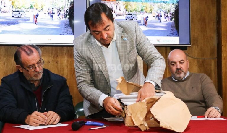 Leone abrió los sobres con las ofertas de las empresas. Gentileza: prensa Gobierno de Santa Fe.