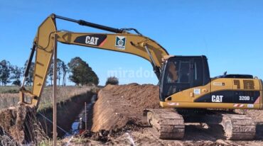 Comenzó la excavación para la construcción del canal de calle Juan M. de Rosas. Gentileza: prensa Municipalidad de Firmat.
