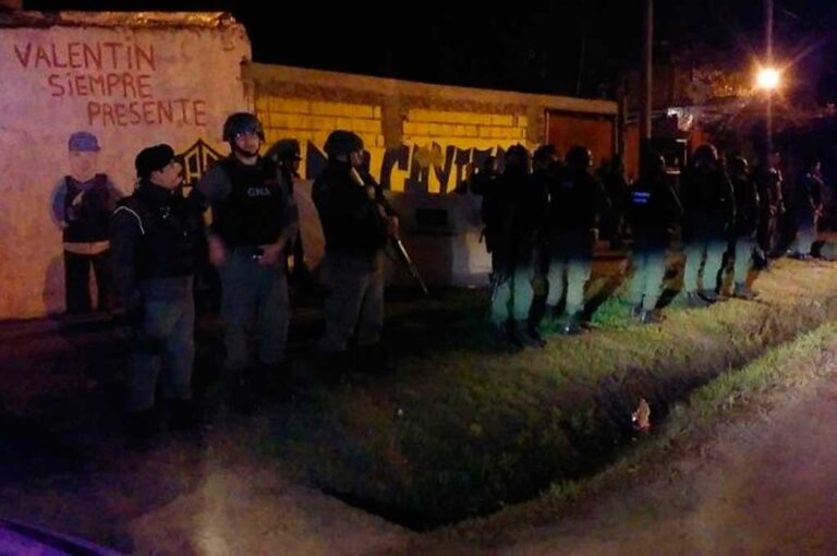 En el lugar del crimen se desplegó un fuerte operativo de la policía con apoyo de Gendarmería. Rosario3