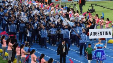 La delegación argentina de 535 atletas desfiló en la ceremonia de los Juegos Sudamericanos 2018 con Germán Chiaraviglio como abanderado. Gentileza.