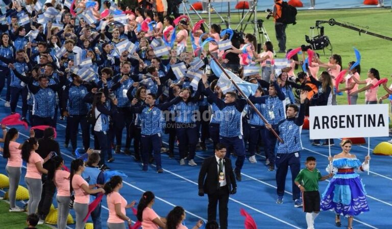 La delegación argentina de 535 atletas desfiló en la ceremonia de los Juegos Sudamericanos 2018 con Germán Chiaraviglio como abanderado. Gentileza.