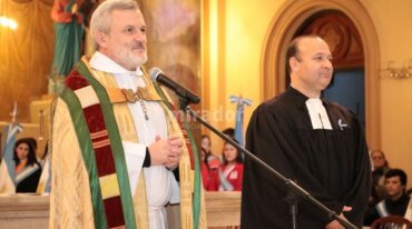 Los padres Axel Arguinchona y Jorge Buschiazzo hicieron juntos la celebración del 25 de mayo. Gentileza: prensa Municipalidad de Esperanza.