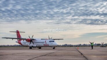 Primer aterrizaje. Este miércoles por la mañana aterrizó el primer avión de Avianca en el aeropuerto de Sauce Viejo. Guillermo Di Salvatore.