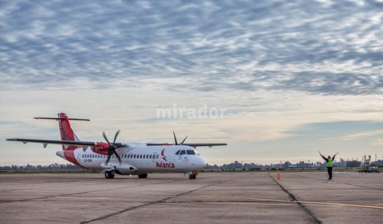 Primer aterrizaje. Este miércoles por la mañana aterrizó el primer avión de Avianca en el aeropuerto de Sauce Viejo. Guillermo Di Salvatore.