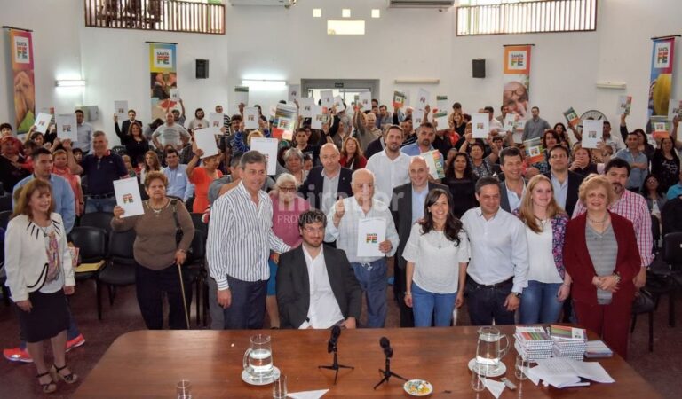 El Estado provincial facilita los trámites para que miles de personas obtengan la escritura de su casa. Gentileza: prensa Gobierno de Santa Fe.