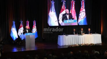Miguel Lifschitz habla en el acto. Detrás suyo