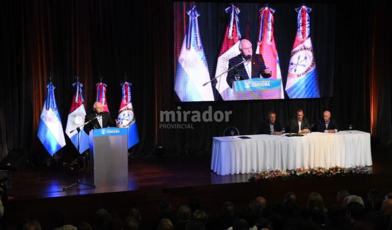 Miguel Lifschitz habla en el acto. Detrás suyo