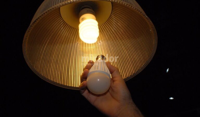 Cambio. Los focos LED tienen un costo de entre $ 60 y $ 100