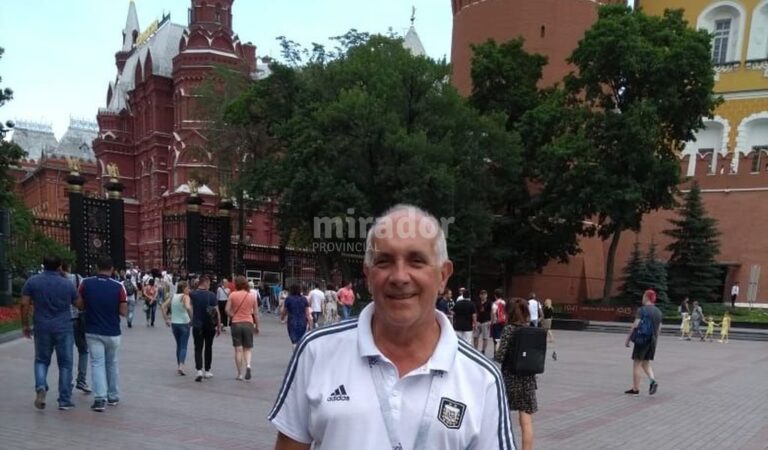 En Rusia. Marcelo Martín a metros del ingreso a la Plaza Roja en una Moscú cálida