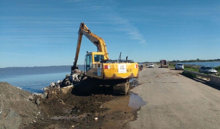 Los trabajos para recuperar el tránsito en la Ruta 90 en Melincué. Transmedia VT