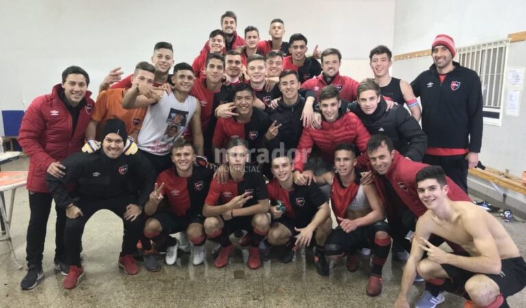 Alegría leprosa. La sexta de Newells derrotó a River y ahora irá por el título ante Vélez. Gentileza.