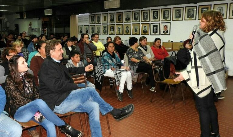 La capacitación les permite a los asistentes desarrollar actividades cumpliendo las normas de seguridad alimentaria. Gentileza: prensa Municipalidad de Firmat.