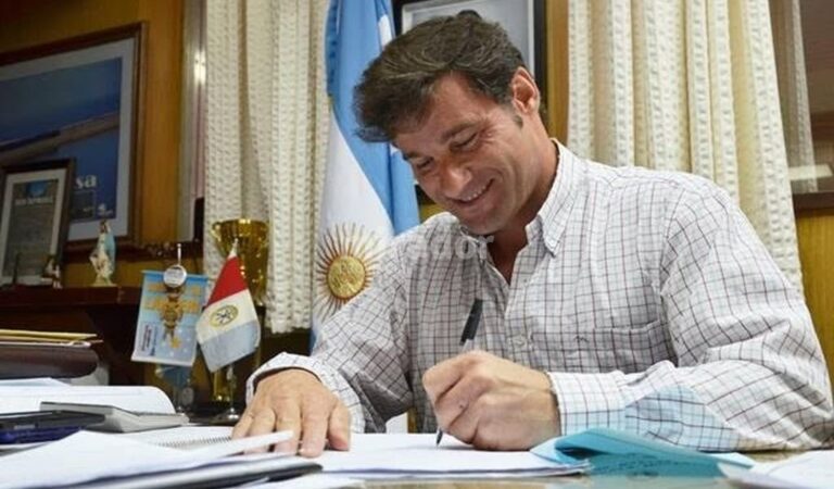 El intendente Natalio Lattanzi firmó el acuerdo. Gentileza: prensa RAMCC.