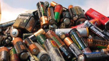 Las pilas y baterías fueron depositadas en bidones de alto impacto reciclados
