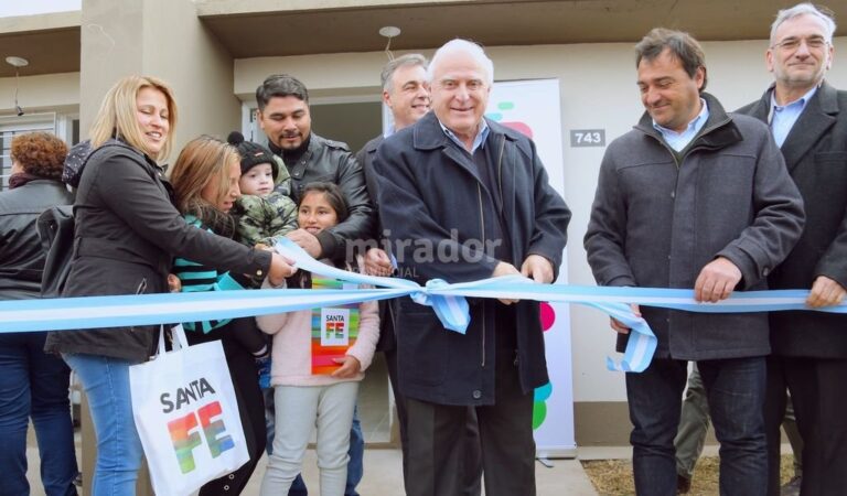 53 familias recibieron sus viviendas propias. Gentileza: prensa Gobierno de Santa Fe.