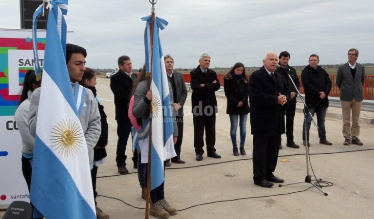 El acto se realizó sobre el nuevo puente. La inversión provincial fue de 3.008.974. Luis Verón