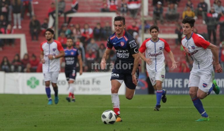 Entretenido. El arranque del partido complicó a Unión