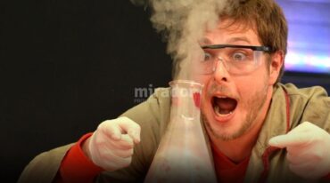 El objetivo de este ciclo es explorar zonas donde la ciencia y la cultura confluyen al poner en escena diferentes piezas artísticas de teatro