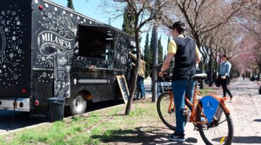 APUNTAN A LAS ROTACIONES que deben hacerse en las paradas de los camioncitos de comidas. 'Eso confunde al público'