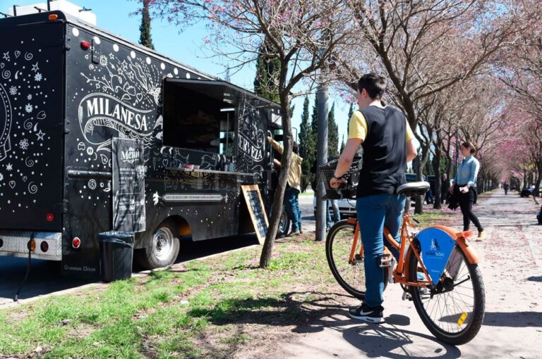 APUNTAN A LAS ROTACIONES que deben hacerse en las paradas de los camioncitos de comidas. 'Eso confunde al público'