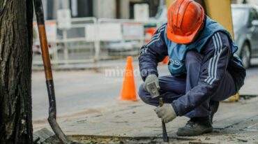 La estrategia persigue también involucrar a las empresas de servicios para que se responsabilicen por las roturas provocadas en el espacio público.  Gentileza: prensa Municipalidad de Rosario.