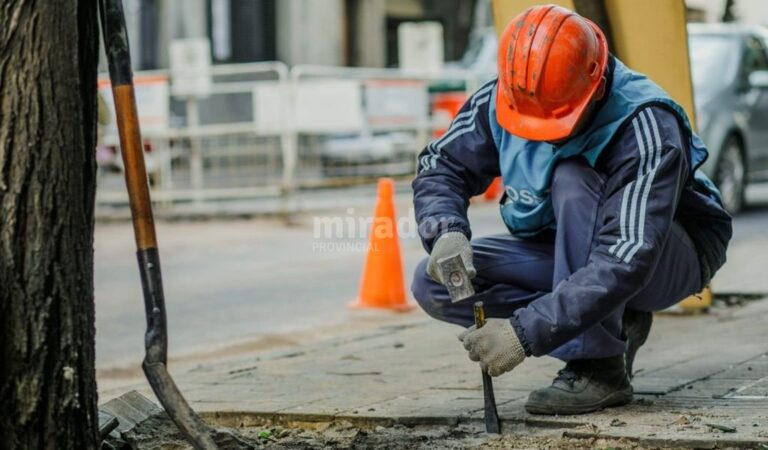 La estrategia persigue también involucrar a las empresas de servicios para que se responsabilicen por las roturas provocadas en el espacio público.  Gentileza: prensa Municipalidad de Rosario.