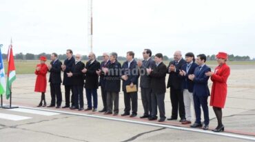 Autoridades locales y provinciales estuvieron en el aeropuerto cuando llegó el primer avión. Gentileza: prensa Municipalidad de Reconquista.