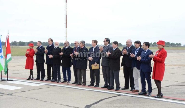 Autoridades locales y provinciales estuvieron en el aeropuerto cuando llegó el primer avión. Gentileza: prensa Municipalidad de Reconquista.
