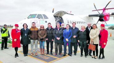 Para el recuerdo. Los funcionarios y algunos de los invitados en el vuelo inaugural de Avian. Mirador Provincial.
