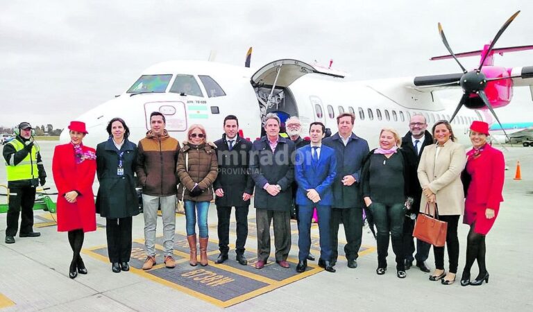 Para el recuerdo. Los funcionarios y algunos de los invitados en el vuelo inaugural de Avian. Mirador Provincial.