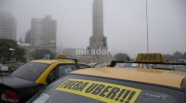 Manifestación. Una de las postales que dejó la marcha de taxistas rosarinos contra el posible arribo de Uber. Marcelo Manera