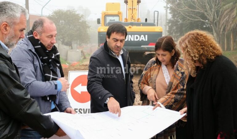 Diego Leone y la intendente Daniela Qüesta recorrieron las obras. Gentileza: prensa Gobierno de Santa Fe.