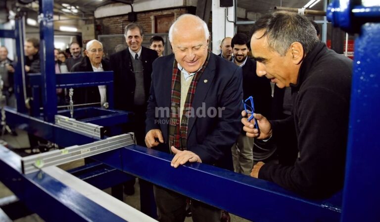 El gobernador apreció los avances en investigación sobre esta área. Gentileza: prensa Gobierno de Santa Fe.