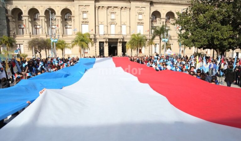 Una gran bandera de nuestra provincia se desplegó en la plaza 25 de Mayo. Gentileza: prensa Gobierno de Santa Fe.