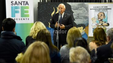 El gobernador estuvo presente junto a la intendenta de Rosario y a la ministra de Educación. Gentileza: prensa Gobierno de Santa Fe.