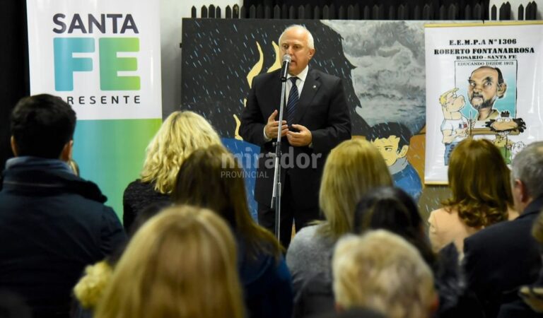 El gobernador estuvo presente junto a la intendenta de Rosario y a la ministra de Educación. Gentileza: prensa Gobierno de Santa Fe.