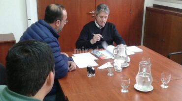 El ministro Garibay firmó el acuerdo con la Comuna de Bouquet. Gentileza: prensa Gobierno de Santa Fe.